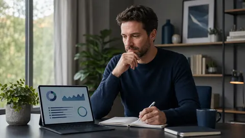 Person an einem modernen Arbeitsplatz bei der Planung regelmäßiger Fondsinvestitionen