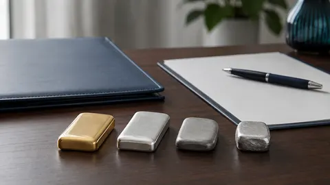 Neutrale Gold- und Edelmetallstücke auf einem modernen Tisch als Symbol für die sachliche Einordnung von Edelmetallen als Geldanlage