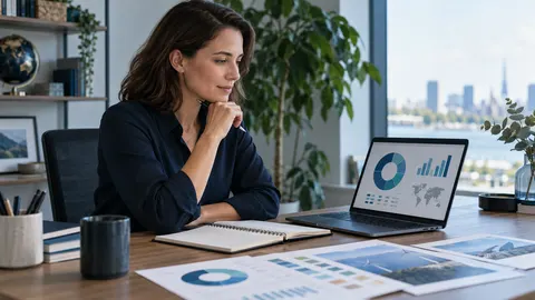 Person informiert sich am Schreibtisch über Investmentfonds und ETFs.