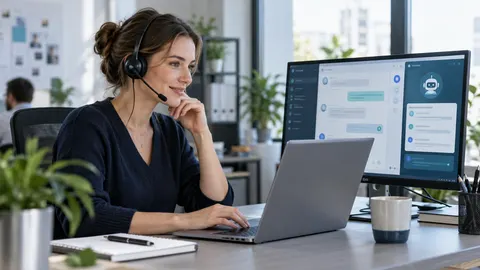 Kundenservice-Mitarbeiterin an einem modernen Arbeitsplatz mit Laptop und einer digitalen Chatoberfläche zur Bearbeitung von Kundenanfragen.