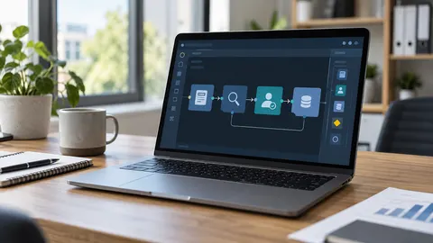 Moderner Arbeitsplatz mit Laptop und einer grafischen Darstellung verbundener digitaler Prozessbausteine für Formulare, Daten und Freigaben.